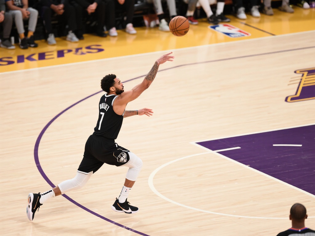 丝滑炸裂!希菲诺转身后撤步中投完美演绎 以中距离投篮为终点处理,则是这组动作的点